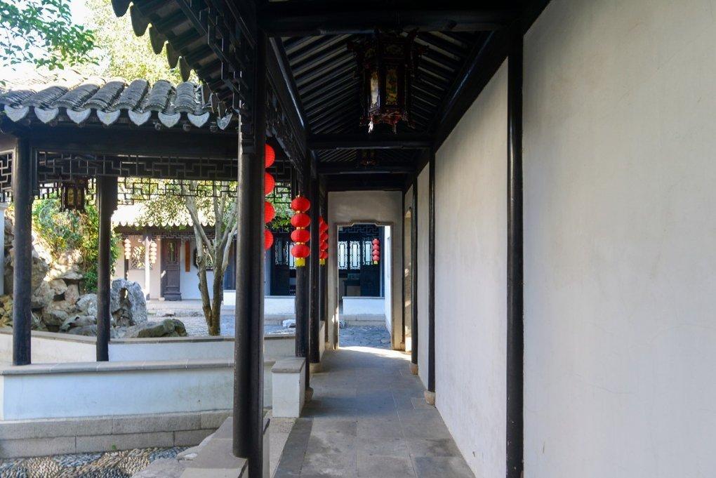 白色露脐T恤搭配蓝色紧身牛仔裤，可盐可甜，大秀优美身材曲线，你喜欢吗？游戏画面